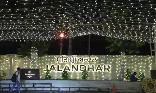 Jalandhar: रोशनी और फूलों से सजे शहर के बाजार उत्सव में डूबे