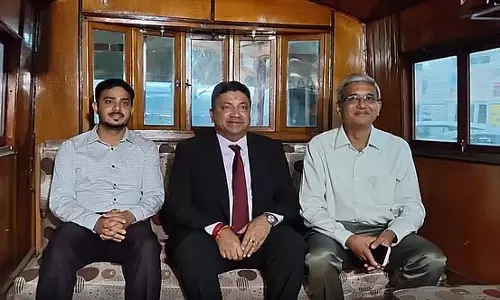 मंत्री पलानीवेल त्यागराजन को पेरियार की कैंपेन गाड़ी में बैठने में मज़ा आया मंत्री पलानीवेल त्यागराजन को पेरियार की कैंपेन गाड़ी में बैठने में मज़ा आया