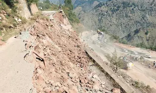 दलवास में रिटेनिंग दीवार ढही, SGR-JMU  हाईवे पर यातायात बाधित