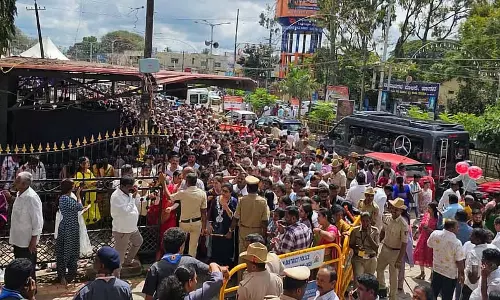 Karnataka : एक ही दिन में 4 लाख भक्तों ने हसनअम्बा मंदिर के दर्शन किए Karnataka : एक ही दिन में 4 लाख भक्तों ने हसनअम्बा मंदिर के दर्शन किए