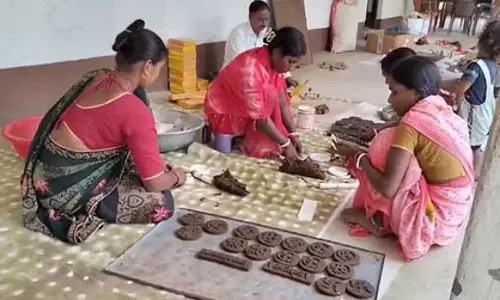 गोबर क्राफ्ट से बन रहे दीये, महिलाएं आत्मनिर्भरता की ओर गोबर क्राफ्ट से बन रहे दीये, महिलाएं आत्मनिर्भरता की ओर