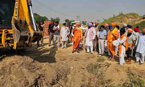 Pradhan Mantri ग्राम सड़क योजना के तहत बनने वाली 64 सड़कों और 38 पुलों का काम रुका