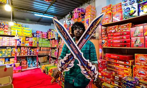 Diwali celebrations: बच्चों को अट्रैक्ट करने के लिए फैंसी पटाखे मार्केट में आए Diwali celebrations: बच्चों को अट्रैक्ट करने के लिए फैंसी पटाखे मार्केट में आए