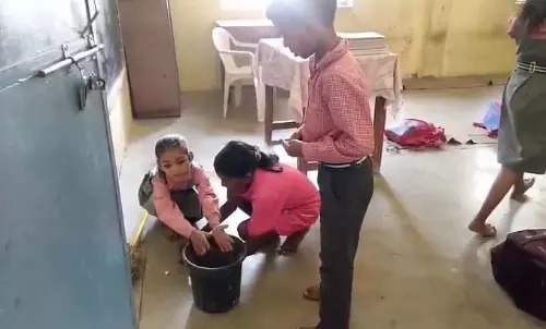 MP : छतरपुर में सरकारी स्कूल के स्टूडेंट्स क्लासरूम का फर्श साफ करते दिखे