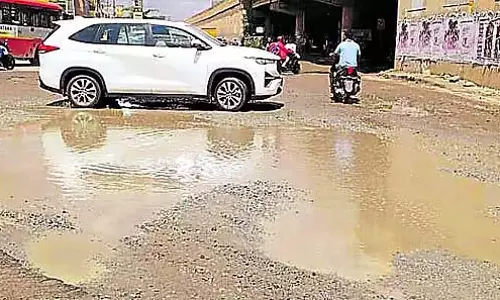होसकोटे की सड़कें जलमग्न: वाहन चालक परेशान होसकोटे की सड़कें जलमग्न: वाहन चालक परेशान