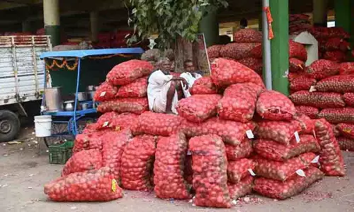 Telangana में प्याज की कीमतें 600 रुपये प्रति क्विंटल तक गिरीं, किसान मजबूरी में बेच रहे हैं प्याज