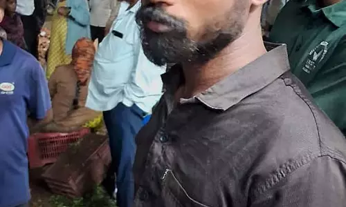 Devanahalli : लोगों ने मोबाइल चोर को पुलिस के हवाले कर दिया
