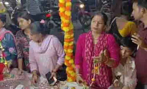 धनतेरस पर Farrukhabad के बाजारों में रौनक, खरीदारी को उमड़ी भीड़