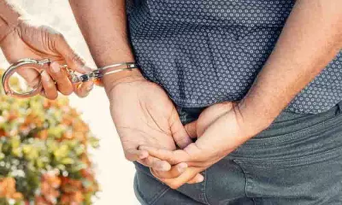 डोमलगुडा पुलिस ने Himayath Nagar में बुजुर्ग दंपति से लूटपाट मामले में केयरटेकर को गिरफ्तार किया डोमलगुडा पुलिस ने Himayath Nagar में बुजुर्ग दंपति से लूटपाट मामले में केयरटेकर को गिरफ्तार किया