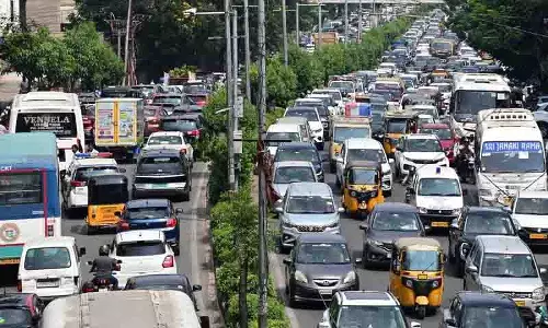 Jubilee Hills उपचुनाव के लिए कांग्रेस उम्मीदवार के नामांकन दाखिल करने से यात्री घंटों फंसे रहे Jubilee Hills उपचुनाव के लिए कांग्रेस उम्मीदवार के नामांकन दाखिल करने से यात्री घंटों फंसे रहे