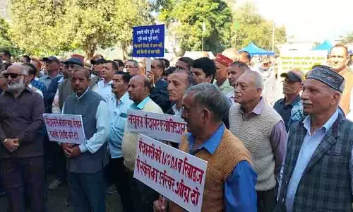Himachal: संयुक्त कार्रवाई पैनल ने लंबे समय से लंबित मांगों को लेकर मार्च निकाला
