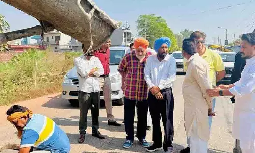 Phagwara MLA ने अपने खर्चे पर बंगा रोड की मरम्मत का शुभारंभ किया Phagwara MLA ने अपने खर्चे पर बंगा रोड की मरम्मत का शुभारंभ किया