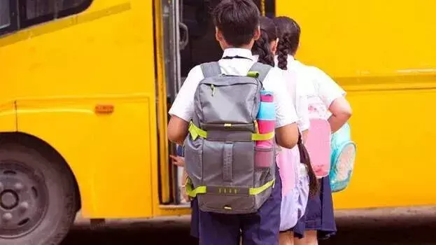 kerala : मलप्पुरम में बस का किराया न देने पर लड़के को सड़क पर छोड़ दिया kerala : मलप्पुरम में बस का किराया न देने पर लड़के को सड़क पर छोड़ दिया