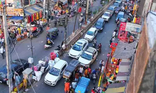 Ludhiana के बाजारों में धनतेरस और दिवाली की खरीदारी को लेकर उत्साह Ludhiana के बाजारों में धनतेरस और दिवाली की खरीदारी को लेकर उत्साह
