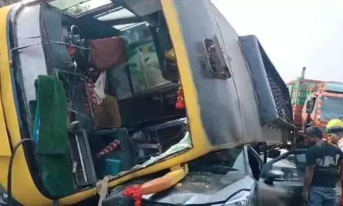 ओडिशा के मयूरभंज में NH-49 पर बस और कार में टक्कर, कई यात्री घायल ओडिशा के मयूरभंज में NH-49 पर बस और कार में टक्कर, कई यात्री घायल
