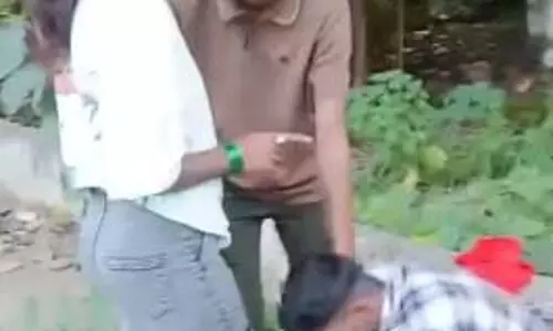 रायपुर : गोली मारने की धमकी देकर लड़की से माफी मंगवाया, वीडियो वायरल रायपुर : गोली मारने की धमकी देकर लड़की से माफी मंगवाया, वीडियो वायरल