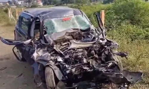 कार और डंपर में टक्कर, तीन श्रद्धालुओं की मौत, एक की हालत गंभीर कार और डंपर में टक्कर, तीन श्रद्धालुओं की मौत, एक की हालत गंभीर