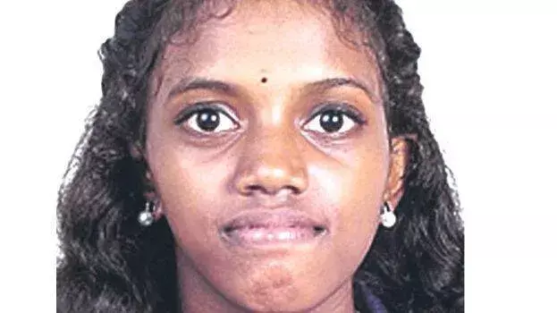 kerala: कोल्लम में मारुतिमाला पहाड़ी से दो लड़कियां गिरीं, एक की मौत kerala: कोल्लम में मारुतिमाला पहाड़ी से दो लड़कियां गिरीं, एक की मौत