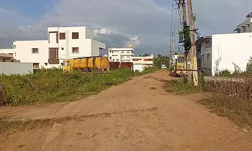 सड़क की सफ़ाई को प्राथमिकता दें: लोगों का गुस्सा