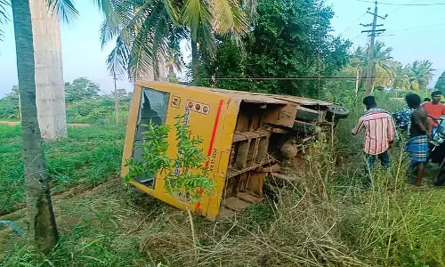 Haveri : स्कूल बस पलटने से लड़का घायल Haveri : स्कूल बस पलटने से लड़का घायल