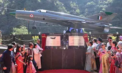 Himachal: युवा मस्तिष्कों को प्रेरित करने के लिए मिग-21 पाइनग्रोव में उतरा