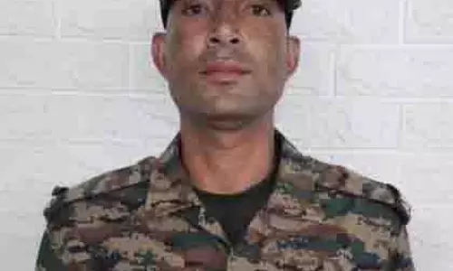भारतीय सेना के जवान ने दिखाई बहादुरी, CPR से बचाई नवजात की जान भारतीय सेना के जवान ने दिखाई बहादुरी, CPR से बचाई नवजात की जान