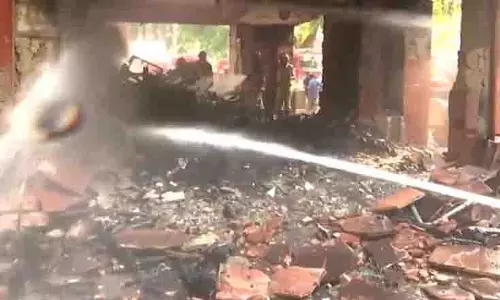 Delhi ब्रह्मपुत्र अपार्टमेंट में भीषण आग, सांसदों के आवास पर मचा हड़कंप Delhi ब्रह्मपुत्र अपार्टमेंट में भीषण आग, सांसदों के आवास पर मचा हड़कंप