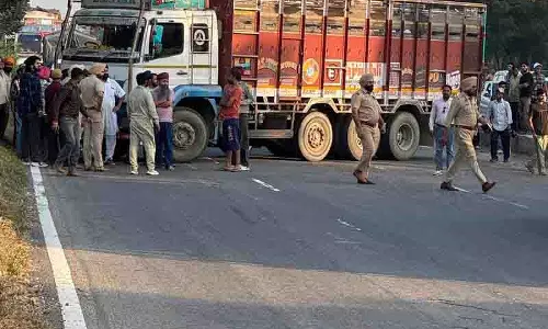 ट्रक चालक पर बस चालक ने किया हमला, विरोध में Ludhiana के पास राष्ट्रीय राजमार्ग जाम किया ट्रक चालक पर बस चालक ने किया हमला, विरोध में Ludhiana के पास राष्ट्रीय राजमार्ग जाम किया