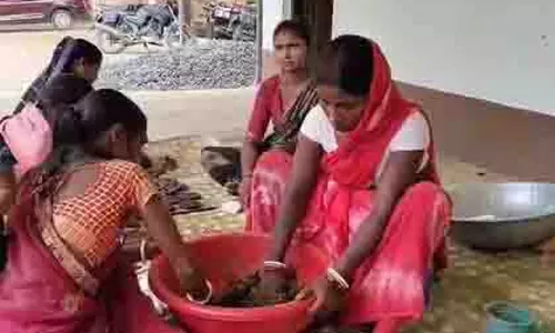 Jharkhand की महिलाओं ने गोबर से शिल्प बनाकर आत्मनिर्भरता की राह खोली Jharkhand की महिलाओं ने गोबर से शिल्प बनाकर आत्मनिर्भरता की राह खोली
