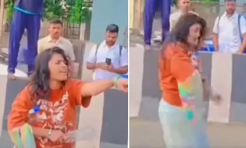 Bhopal : रानी कमलापति रेलवे स्टेशन के बाहर महिला ने हंगामा किया Bhopal : रानी कमलापति रेलवे स्टेशन के बाहर महिला ने हंगामा किया