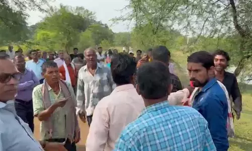 गणेशपुर में अंतिम संस्कार को लेकर उपजे विवाद को नायब तहसीलदार और चौकी प्रभारी ने कराया शांत गणेशपुर में अंतिम संस्कार को लेकर उपजे विवाद को नायब तहसीलदार और चौकी प्रभारी ने कराया शांत