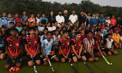 Chandigarh: फाउंडेशन ने युवा खिलाड़ियों के बीच किट वितरित की