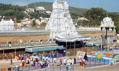 Andhra : तिरुमाला श्रीवारी दर्शन के नाम पर दलाल ने भक्तों को ठगा Andhra : तिरुमाला श्रीवारी दर्शन के नाम पर दलाल ने भक्तों को ठगा