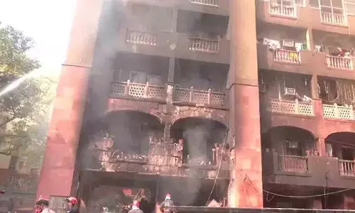 Delhi में सांसदों के आवासीय परिसर में भीषण आग लगी Delhi में सांसदों के आवासीय परिसर में भीषण आग लगी