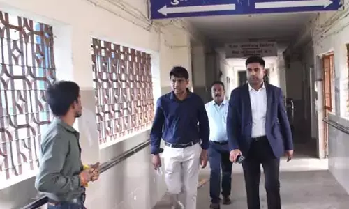 डॉक्टर गायब थे ड्यूटी से, जिला अस्पताल की अव्यवस्था देखकर कलेक्टर ने लगाई फटकार