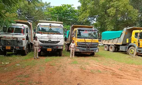 Overload : रेत ले जा रहे चार ट्रक जब्त