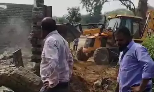 बेशकीमती जमीन कब्जा मुक्त, तहसीलदार ने चलवाया बुलडोजर बेशकीमती जमीन कब्जा मुक्त, तहसीलदार ने चलवाया बुलडोजर
