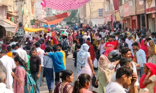 Jind: धनतेरस पर बाजारों में लोगों की भीड़, खरीदारी का उत्साह Jind: धनतेरस पर बाजारों में लोगों की भीड़, खरीदारी का उत्साह