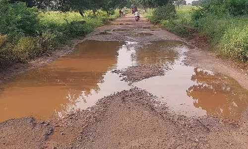 Kanakagiri : खराब सड़कें, ट्रैफ़िक में रुकावट Kanakagiri : खराब सड़कें, ट्रैफ़िक में रुकावट
