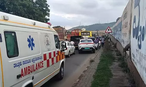 Chitradurga : स्कूल के सामने माइनिंग ट्रकों की लाइन
