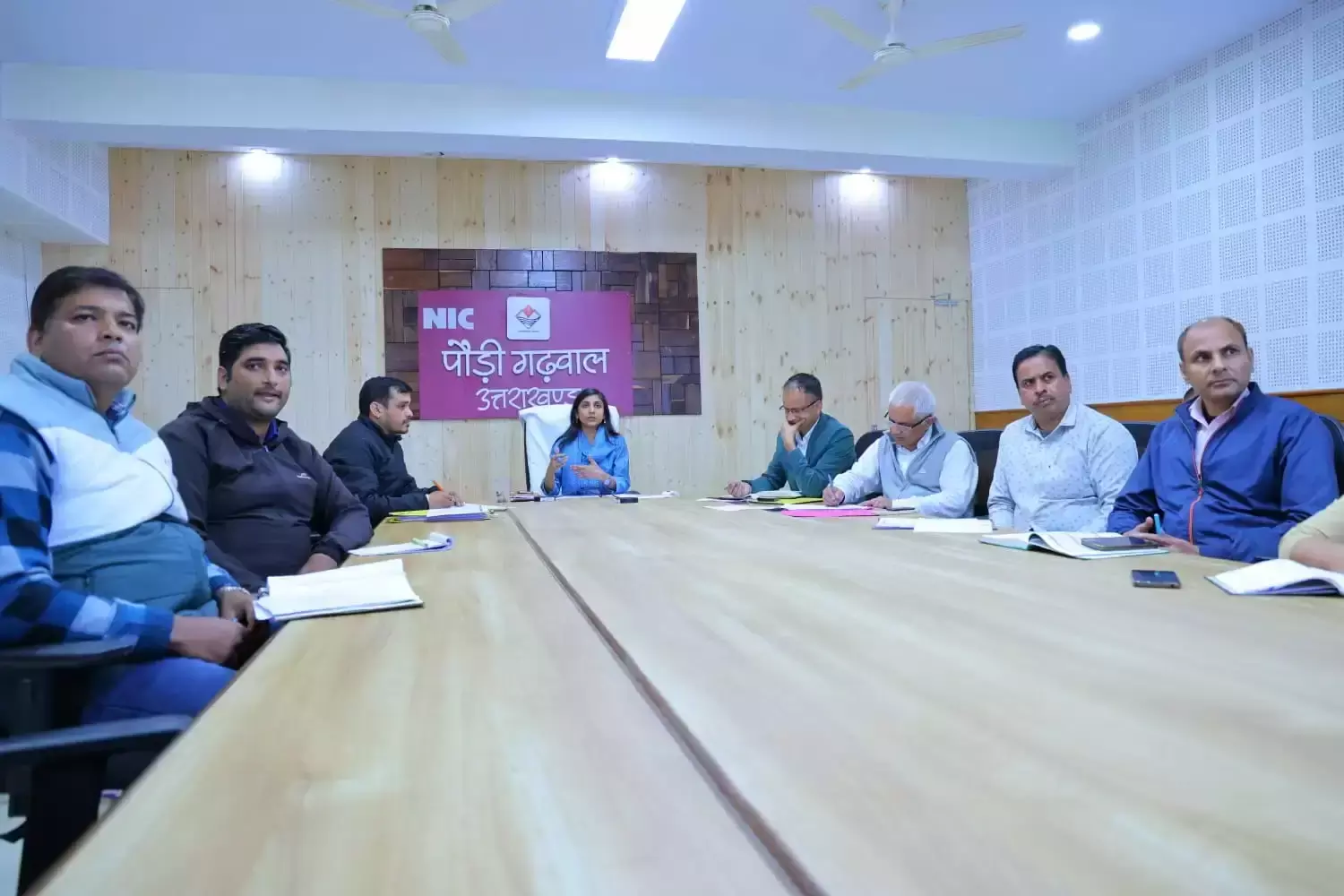 Pauri Garhwal: डीएम स्वाति एस. भदौरिया ने आधार केंद्रों में साइनबोर्ड लगाने का आदेश दिया