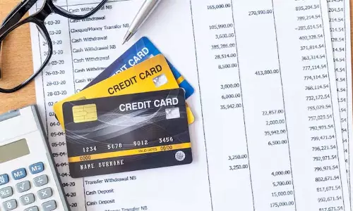 पहली नौकरी में Credit card: समझदारी भरा कदम या जोखिम भरा विकल्प?