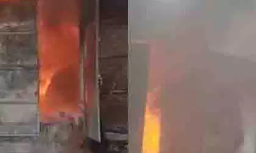 Uttar Pradesh: मथुरा में कपड़े के गोदाम में लगी आग, लाखों का सामान खाक Uttar Pradesh: मथुरा में कपड़े के गोदाम में लगी आग, लाखों का सामान खाक