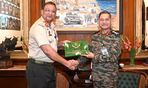 थल सेनाध्यक्ष ने रक्षा संबंधों को मजबूत करने पर बांग्लादेशी सेना के उपराज्यपाल के साथ बातचीत की थल सेनाध्यक्ष ने रक्षा संबंधों को मजबूत करने पर बांग्लादेशी सेना के उपराज्यपाल के साथ बातचीत की