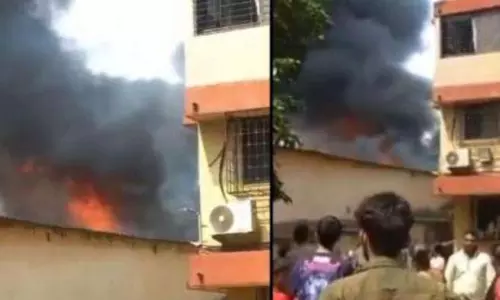 Malad में कबाड़ के गोदाम में भीषण आग लग गई