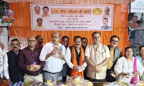 सिंधी काउंसिल ऑफ इंडिया ने दीए, रंगोली और फटाका कटोरा तालाब में किया वितरित
