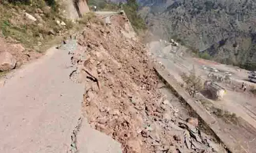 RAMBAN: राष्ट्रीय राजमार्ग पर सुरक्षा दीवार गिरने से यातायात बाधित RAMBAN: राष्ट्रीय राजमार्ग पर सुरक्षा दीवार गिरने से यातायात बाधित