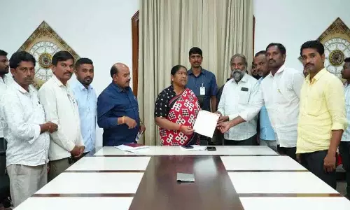 मंत्री Seethakka के साथ ग्राम पंचायत व्यवसाय कर्मचारी संघ की बैठक
