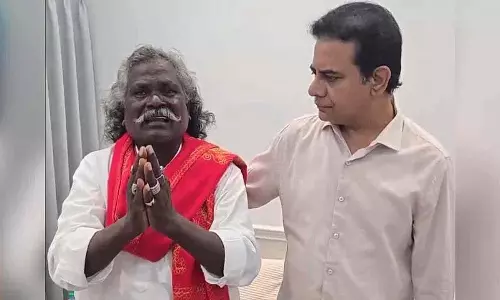 KTR ने पद्मश्री पुरस्कार विजेता दर्शन मोगुलैया को आश्वासन दिया KTR ने पद्मश्री पुरस्कार विजेता दर्शन मोगुलैया को आश्वासन दिया