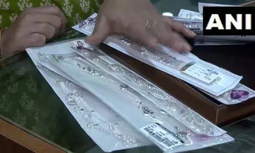 रांची में धनतेरस पर लोगों की चांदी और सोने की खरीदारी में भीड़ रांची में धनतेरस पर लोगों की चांदी और सोने की खरीदारी में भीड़